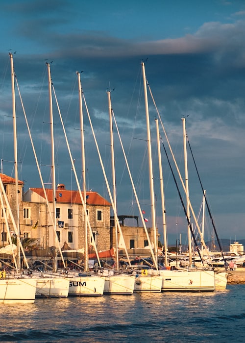 Jachty oświetlone zachodzącym słońcem w Chorwacji, Tribunj